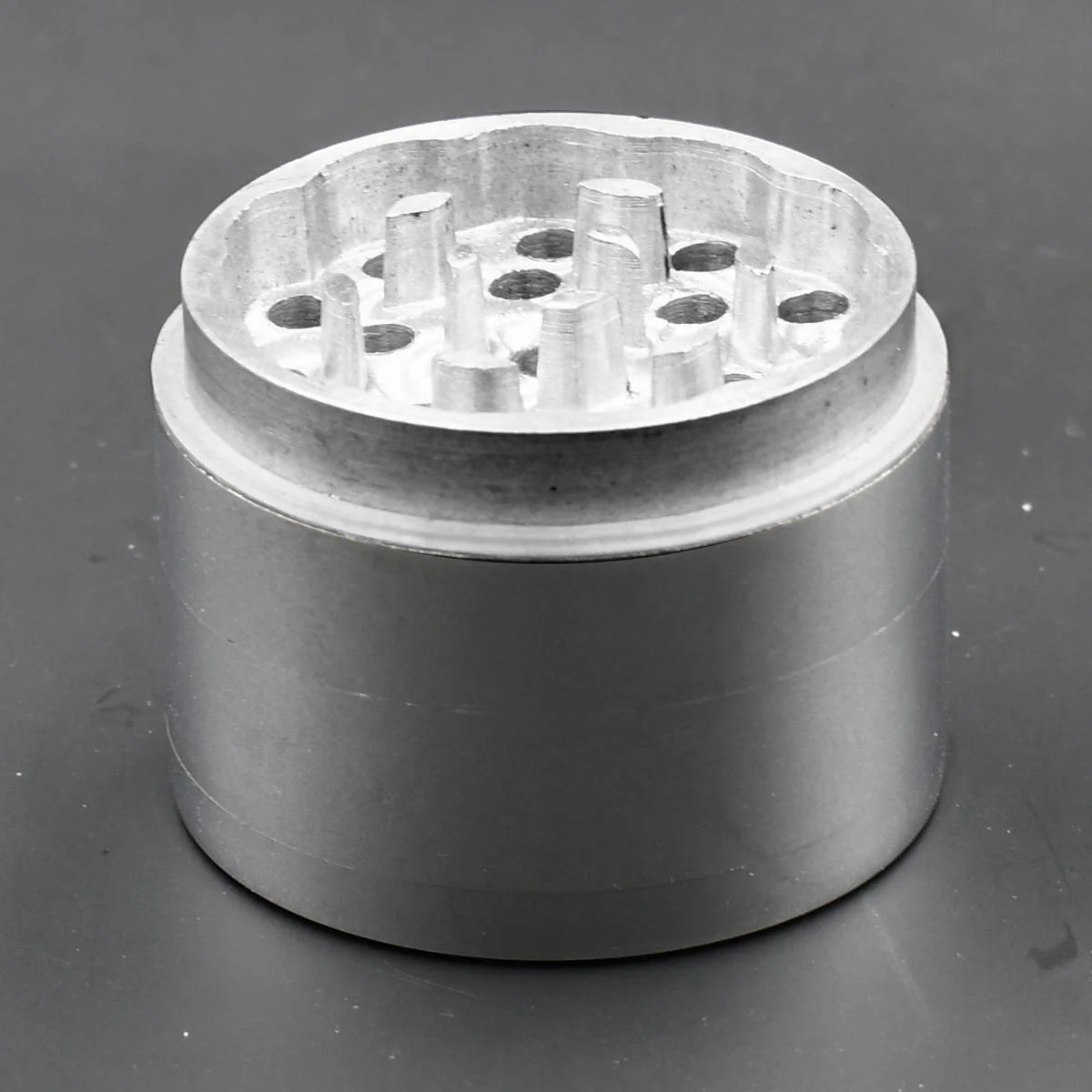4-Piece Medium Metal Grinders - Image 8